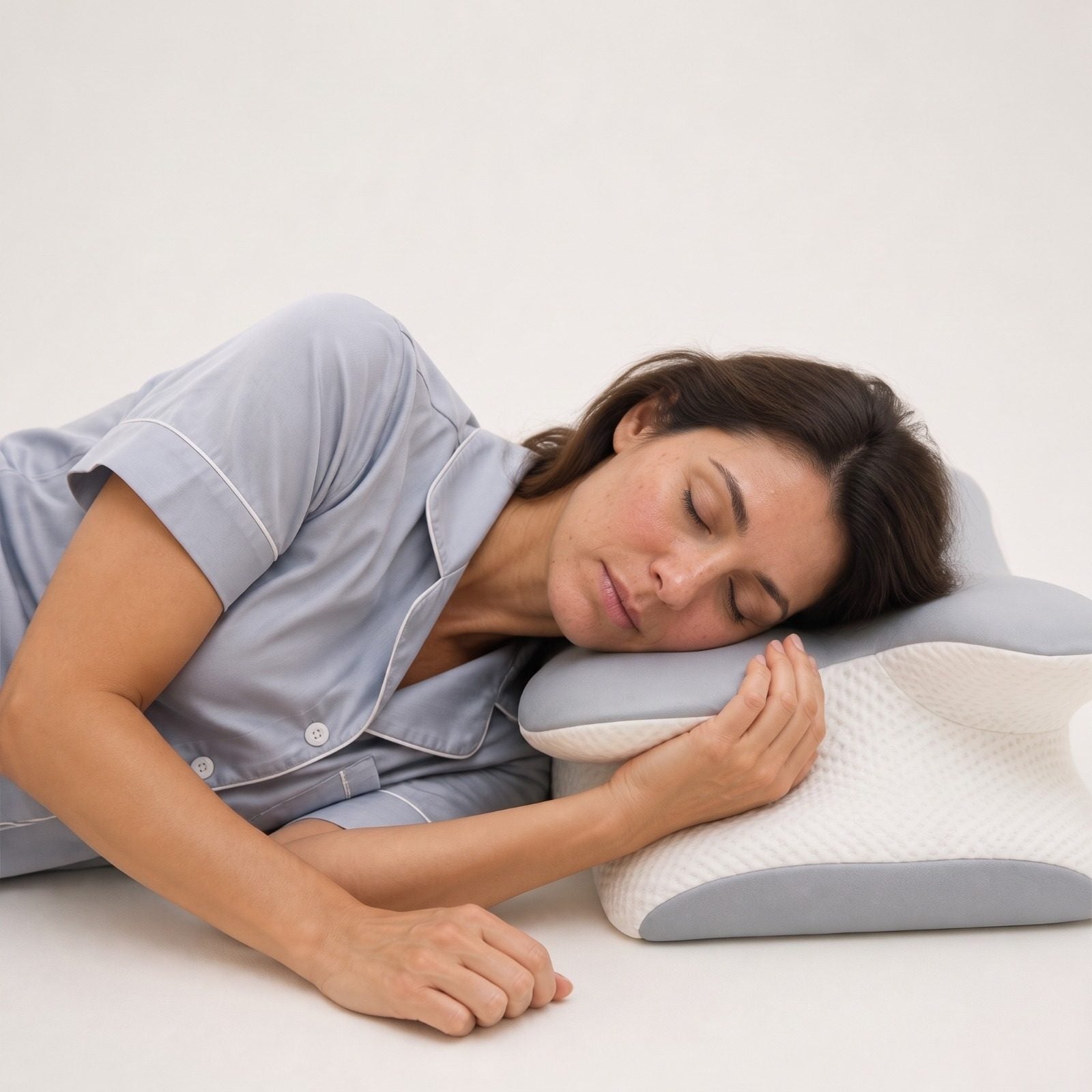 Femme dormant sur le côté